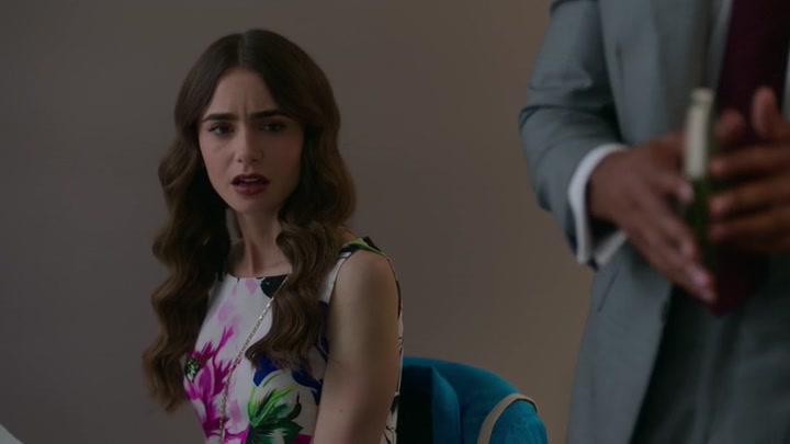 Emily_in_Paris_S02E06_WEBRip_x264-ION10_0688.jpg