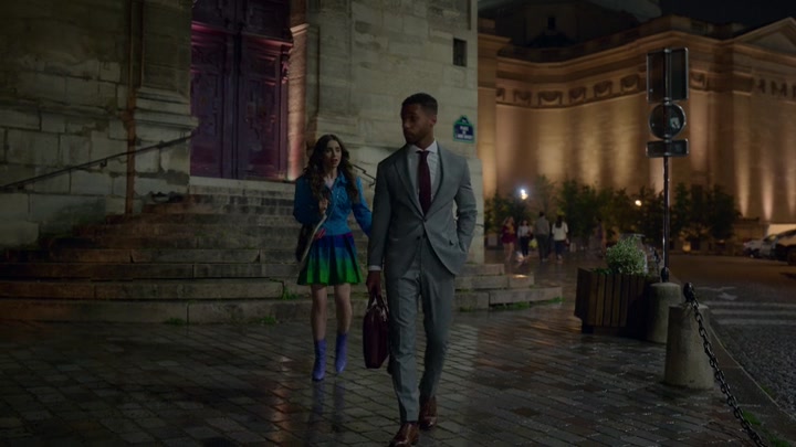 Emily_in_Paris_S02E06_WEBRip_x264-ION10_0700.jpg