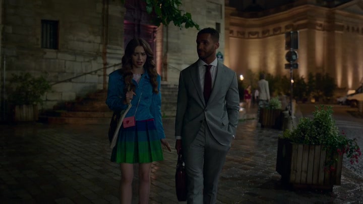 Emily_in_Paris_S02E06_WEBRip_x264-ION10_0712.jpg