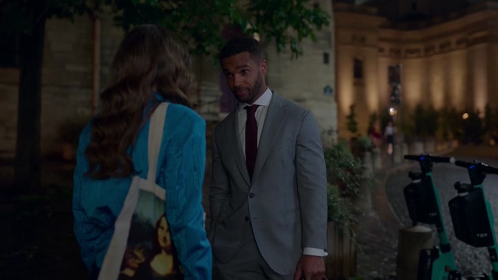 Emily_in_Paris_S02E06_WEBRip_x264-ION10_0725.jpg