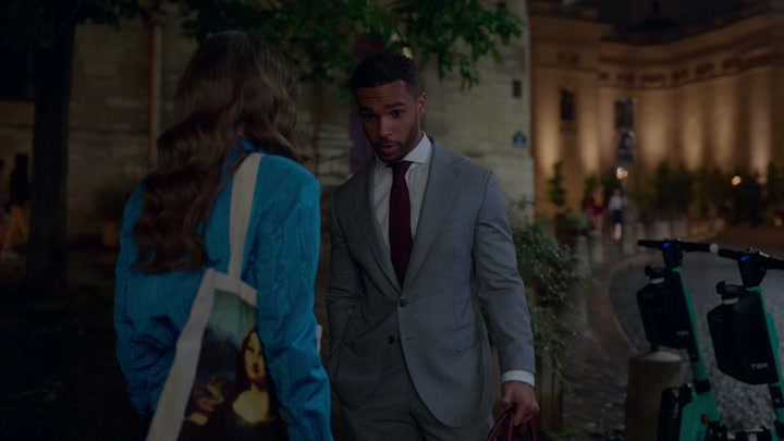 Emily_in_Paris_S02E06_WEBRip_x264-ION10_0726.jpg