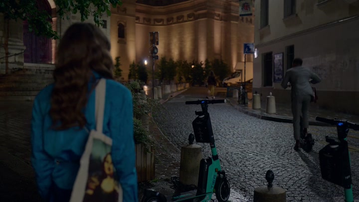 Emily_in_Paris_S02E06_WEBRip_x264-ION10_0746.jpg
