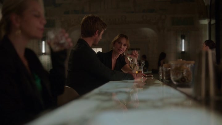 Emily_in_Paris_S02E06_WEBRip_x264-ION10_0769.jpg