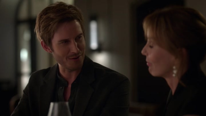 Emily_in_Paris_S02E06_WEBRip_x264-ION10_0772.jpg