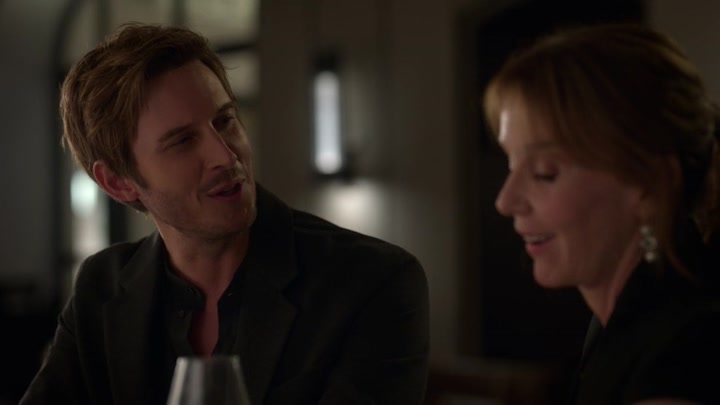 Emily_in_Paris_S02E06_WEBRip_x264-ION10_0773.jpg