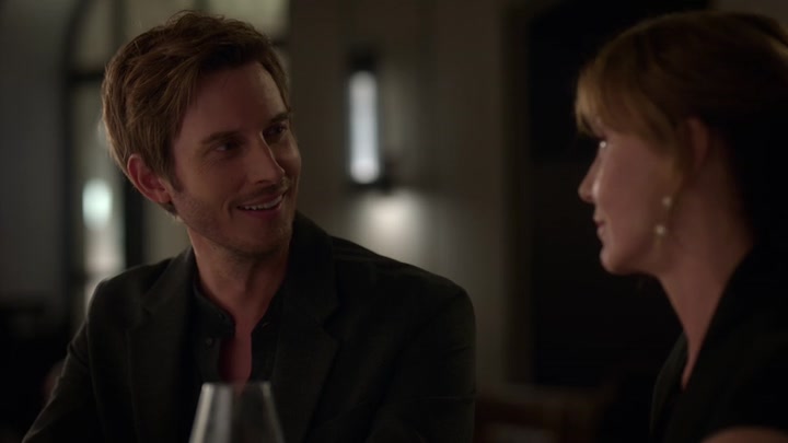 Emily_in_Paris_S02E06_WEBRip_x264-ION10_0779.jpg