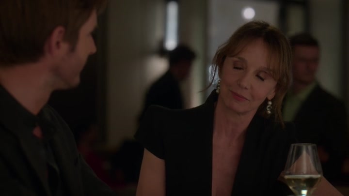 Emily_in_Paris_S02E06_WEBRip_x264-ION10_0785.jpg