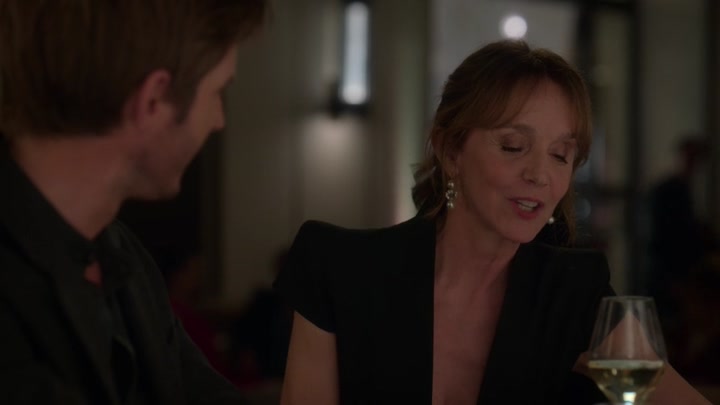 Emily_in_Paris_S02E06_WEBRip_x264-ION10_0790.jpg