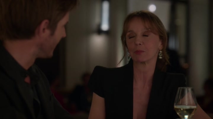 Emily_in_Paris_S02E06_WEBRip_x264-ION10_0792.jpg