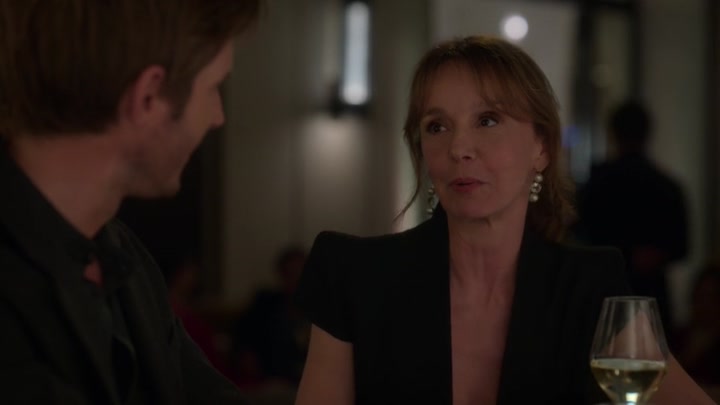 Emily_in_Paris_S02E06_WEBRip_x264-ION10_0793.jpg