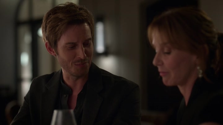 Emily_in_Paris_S02E06_WEBRip_x264-ION10_0801.jpg