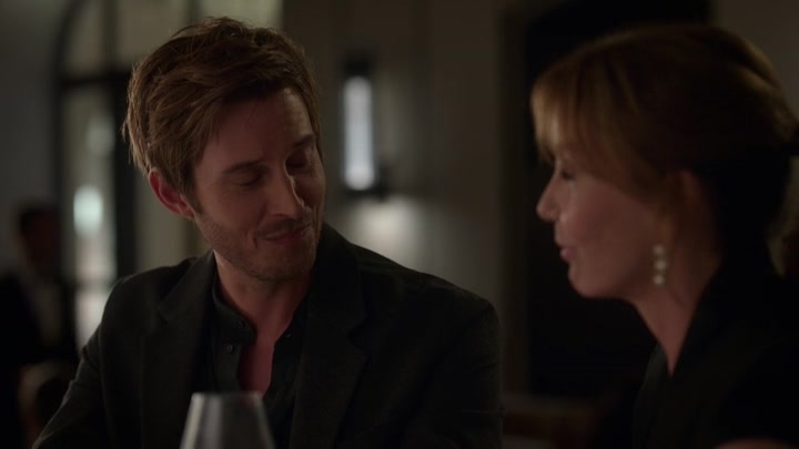 Emily_in_Paris_S02E06_WEBRip_x264-ION10_0802.jpg