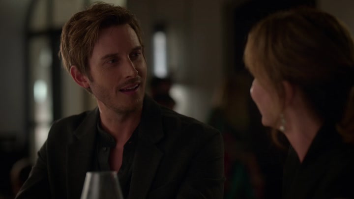 Emily_in_Paris_S02E06_WEBRip_x264-ION10_0807.jpg