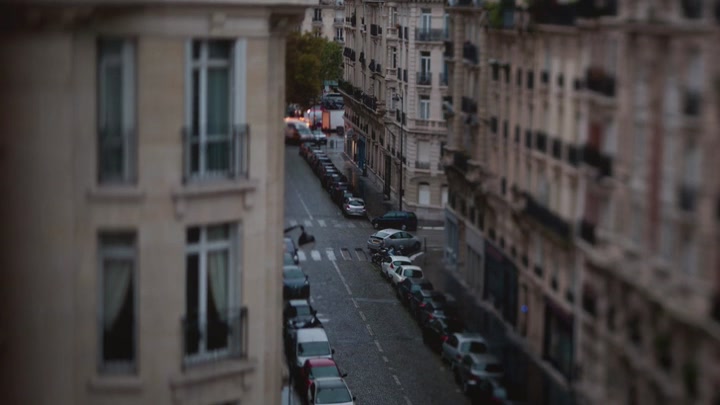 Emily_in_Paris_S02E06_WEBRip_x264-ION10_0821.jpg