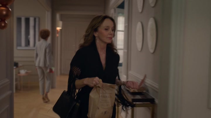 Emily_in_Paris_S02E06_WEBRip_x264-ION10_0829.jpg