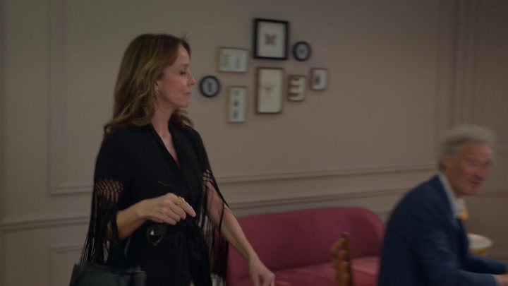Emily_in_Paris_S02E06_WEBRip_x264-ION10_0832.jpg