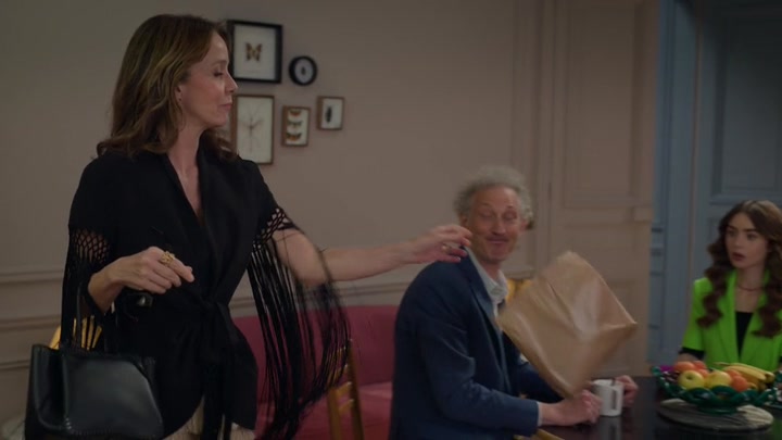 Emily_in_Paris_S02E06_WEBRip_x264-ION10_0833.jpg