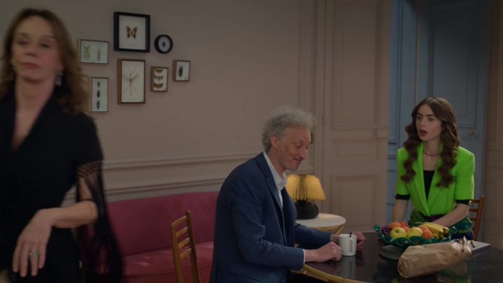 Emily_in_Paris_S02E06_WEBRip_x264-ION10_0834.jpg