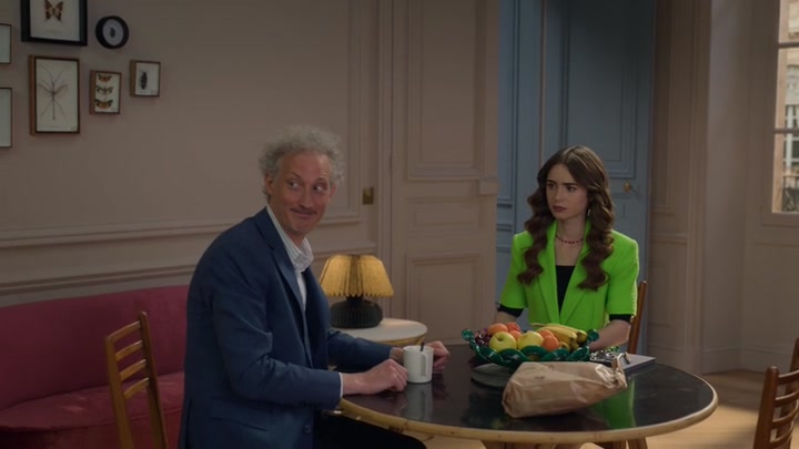 Emily_in_Paris_S02E06_WEBRip_x264-ION10_0837.jpg