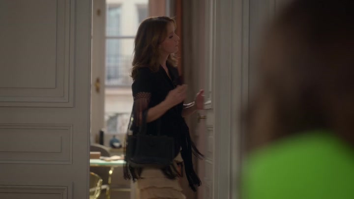 Emily_in_Paris_S02E06_WEBRip_x264-ION10_0839.jpg