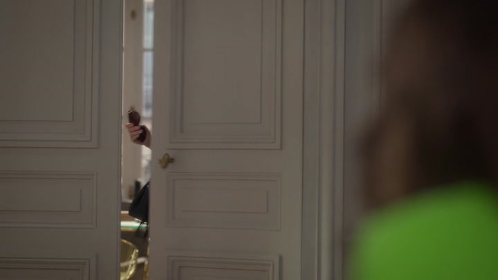 Emily_in_Paris_S02E06_WEBRip_x264-ION10_0840.jpg