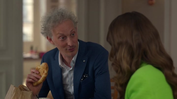 Emily_in_Paris_S02E06_WEBRip_x264-ION10_0846.jpg