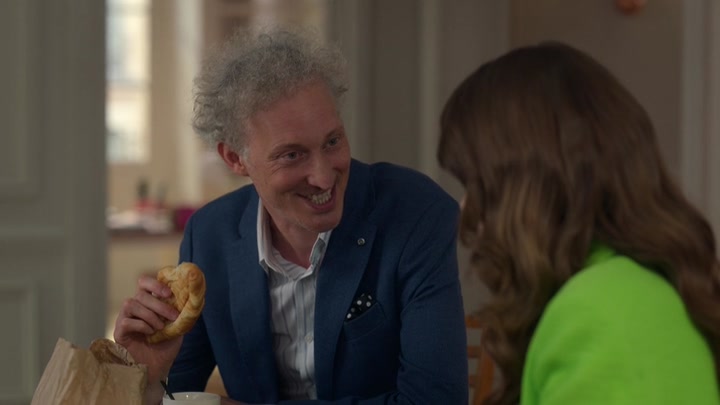 Emily_in_Paris_S02E06_WEBRip_x264-ION10_0850.jpg