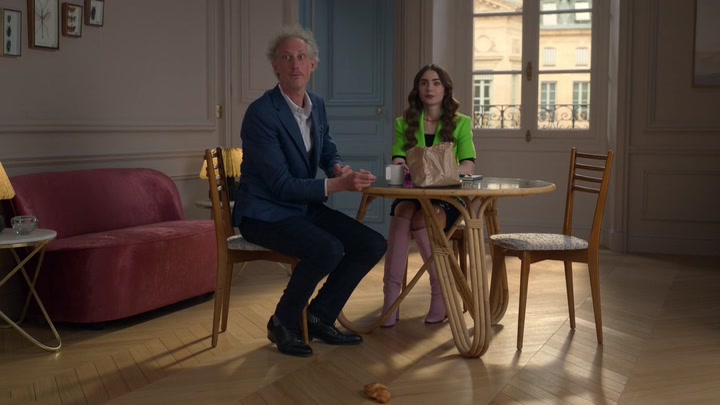 Emily_in_Paris_S02E06_WEBRip_x264-ION10_0869.jpg
