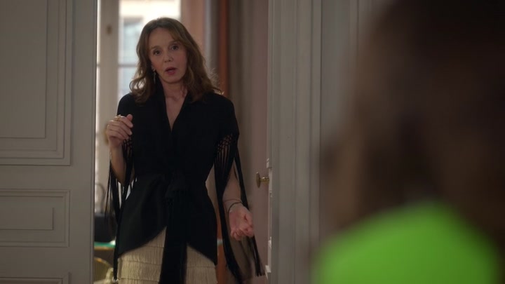 Emily_in_Paris_S02E06_WEBRip_x264-ION10_0871.jpg