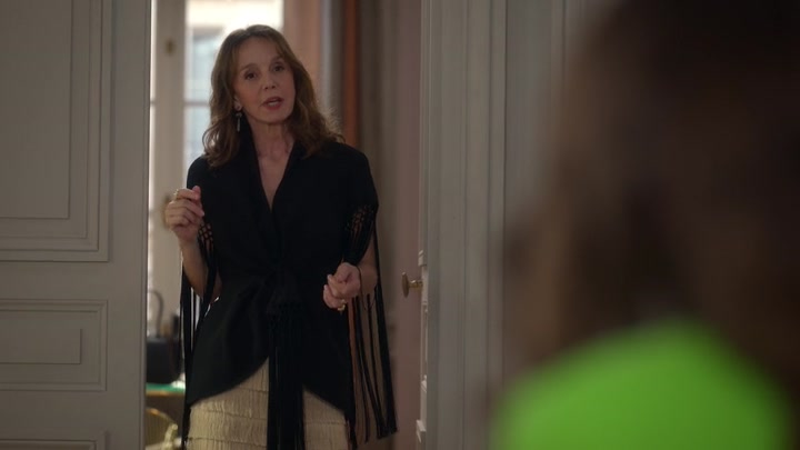Emily_in_Paris_S02E06_WEBRip_x264-ION10_0873.jpg