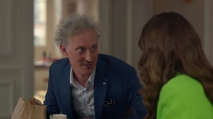Emily_in_Paris_S02E06_WEBRip_x264-ION10_0894.jpg
