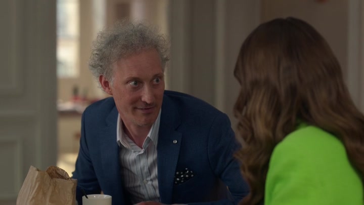 Emily_in_Paris_S02E06_WEBRip_x264-ION10_0896.jpg