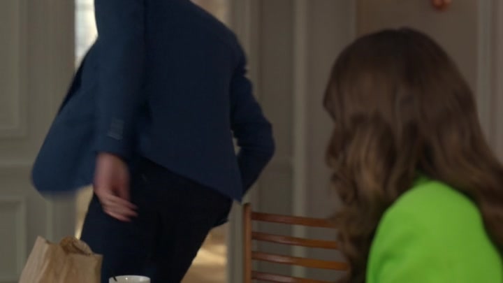 Emily_in_Paris_S02E06_WEBRip_x264-ION10_0902.jpg