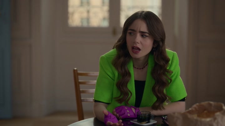 Emily_in_Paris_S02E06_WEBRip_x264-ION10_0903.jpg