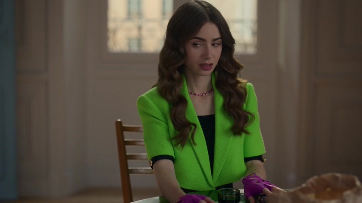 Emily_in_Paris_S02E06_WEBRip_x264-ION10_0906.jpg