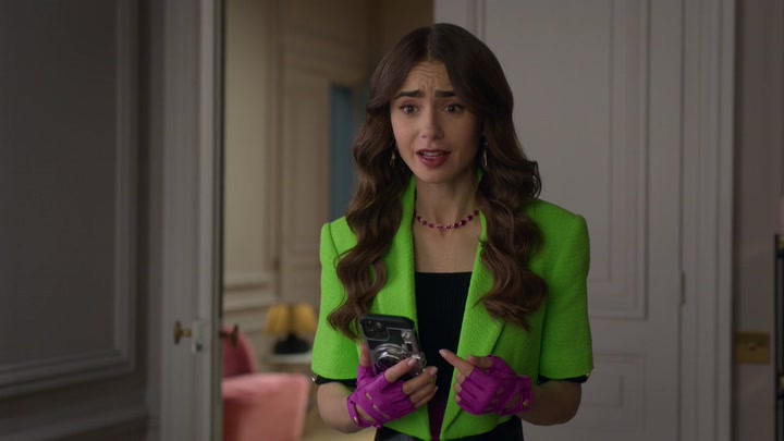 Emily_in_Paris_S02E06_WEBRip_x264-ION10_0932.jpg