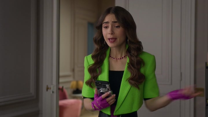 Emily_in_Paris_S02E06_WEBRip_x264-ION10_0933.jpg