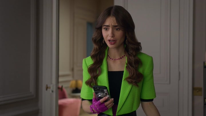 Emily_in_Paris_S02E06_WEBRip_x264-ION10_0936.jpg