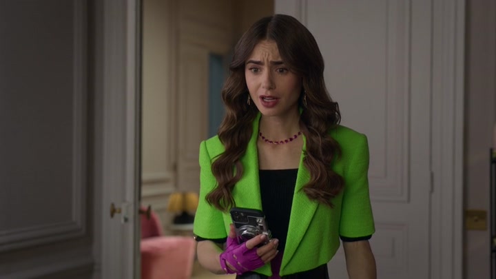 Emily_in_Paris_S02E06_WEBRip_x264-ION10_0937.jpg
