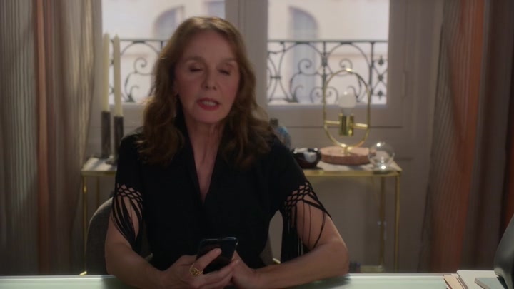 Emily_in_Paris_S02E06_WEBRip_x264-ION10_0939.jpg