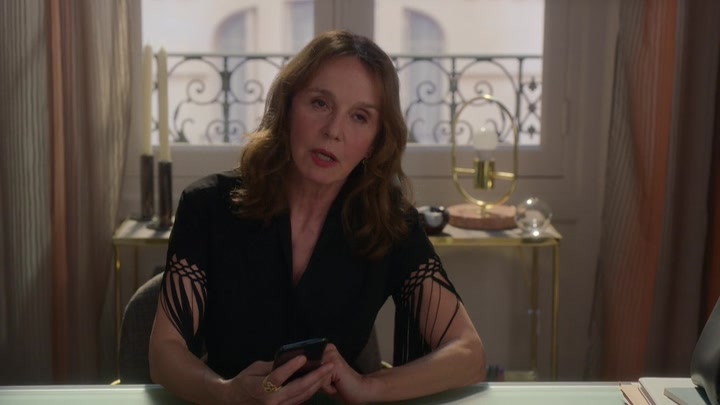 Emily_in_Paris_S02E06_WEBRip_x264-ION10_0940.jpg