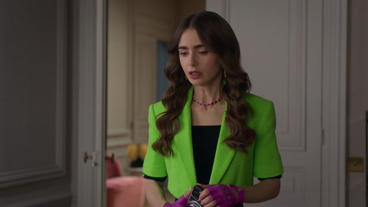 Emily_in_Paris_S02E06_WEBRip_x264-ION10_0949.jpg