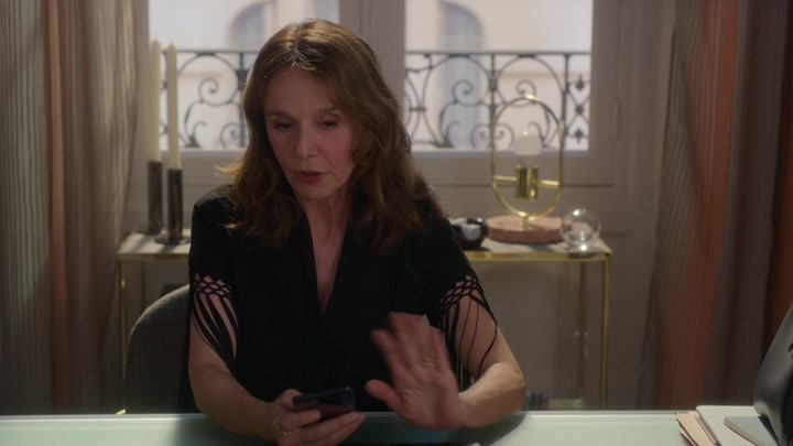 Emily_in_Paris_S02E06_WEBRip_x264-ION10_0951.jpg