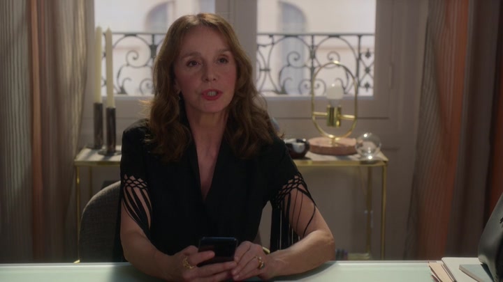 Emily_in_Paris_S02E06_WEBRip_x264-ION10_0955.jpg