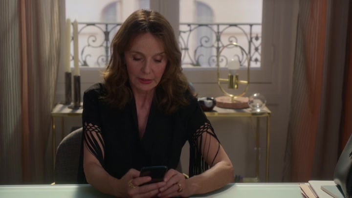Emily_in_Paris_S02E06_WEBRip_x264-ION10_0957.jpg