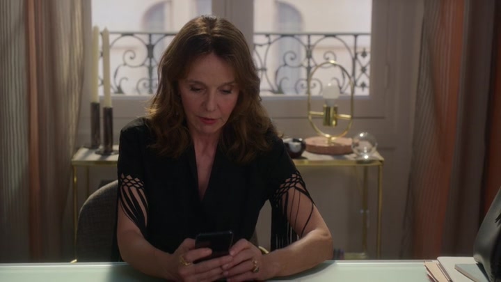 Emily_in_Paris_S02E06_WEBRip_x264-ION10_0958.jpg