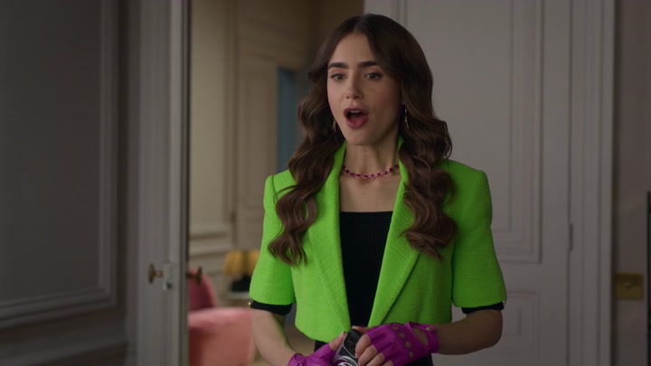 Emily_in_Paris_S02E06_WEBRip_x264-ION10_0960.jpg