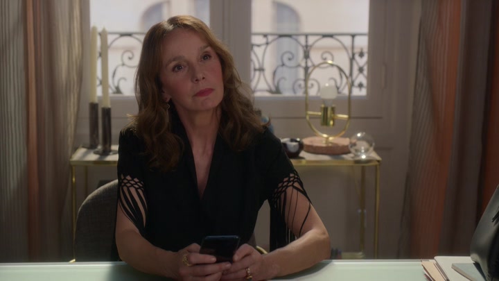 Emily_in_Paris_S02E06_WEBRip_x264-ION10_0979.jpg