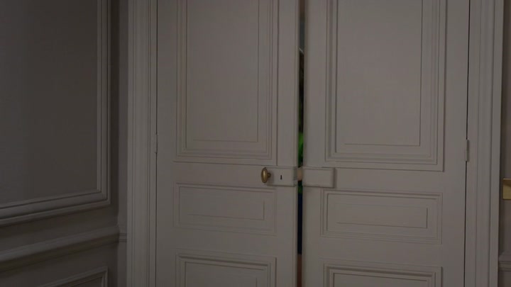 Emily_in_Paris_S02E06_WEBRip_x264-ION10_0984.jpg