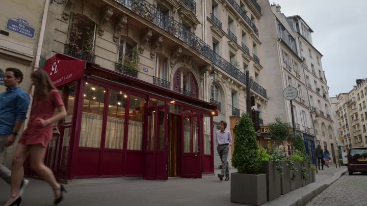 Emily_in_Paris_S02E06_WEBRip_x264-ION10_0985.jpg